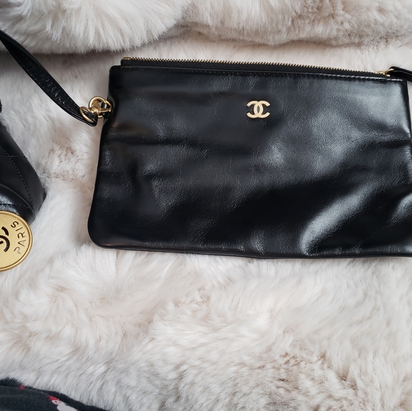The Chanel 22 small handbag - Picture 7 of 12